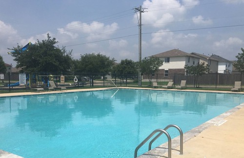 Wellborn House | Clean cozy home in South College Station!