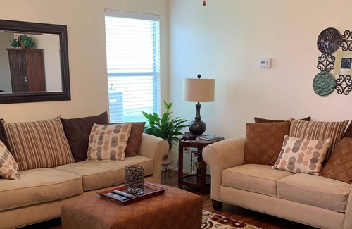 Wellborn House | Clean cozy home in South College Station!