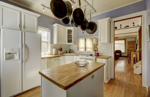 Sunnyside House | Clean & Cozy Kid-Friendly Home Near Downtown, Highlands, Hwy, Free WiFi