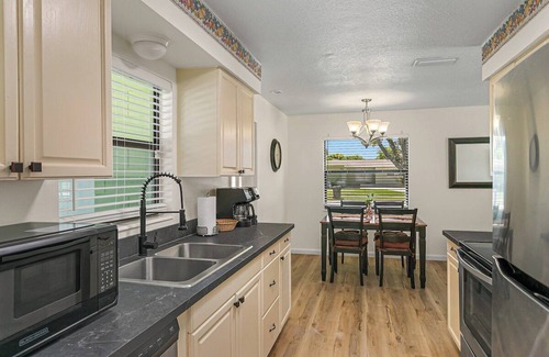 Rockledge House | Clean & Cozy, near USSSA, Viera and Beaches!