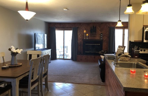 East Stroudsburg House | CLEAN & COZY NEWLY FURNISHED LODGE! ☃️/Spa/River/.4mi.toSKI
