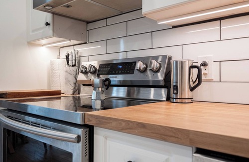 Verdun Apartment | Clean & cozy renovated 2 bedroom apartment steps from away the metro in Verdun!