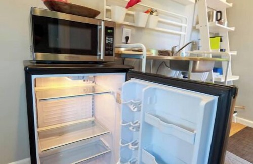 North Hills House | Clean & Cozy w/Private Entrance for 1-2 Guestsnn