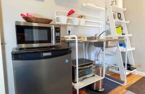 North Hills House | Clean & Cozy w/Private Entrance for 1-2 Guestsnn