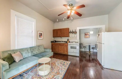 Tobin Hill Apartment | ✨Clean & Cute by the Pearl 2 blks to food & fun!