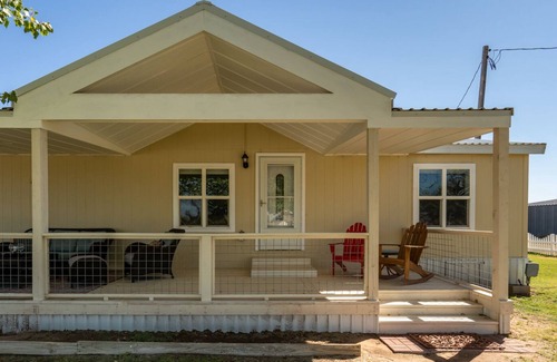 Logan House | Clean Cute Ute Lake Home - 5 mins to the lake!