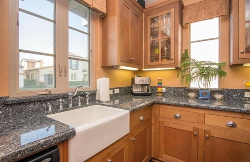 Newhall House | CLEAN FURNISHED PRIVATE ROOM - NEAR PUBLIC TRANSIT