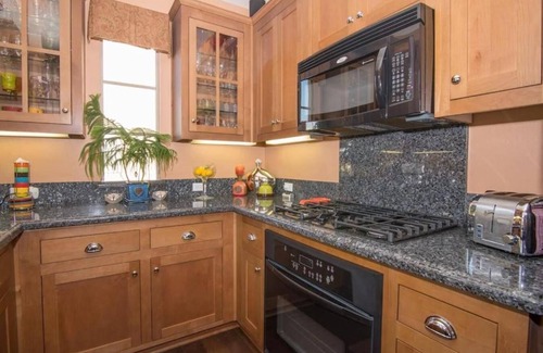 Newhall House | CLEAN FURNISHED PRIVATE MASTER BEDROOM - NEAR PUBLIC TRANSIT