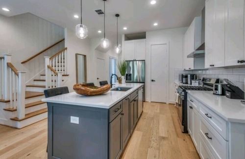 Dallas House | Clean luxury, furnished house for rent