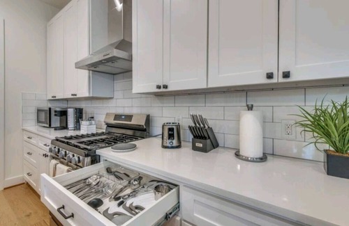 Dallas House | Clean luxury, furnished house for rent