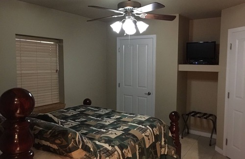Venice Cabin | "Clean/Maintained Fully Furnished Premium Lodging"- Dolphin Lodge