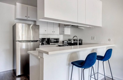 Miracle Mile Apartment | Clean Mid-Wilshire 1BR w/Pool, near Restaurants & Shops, by Blueground