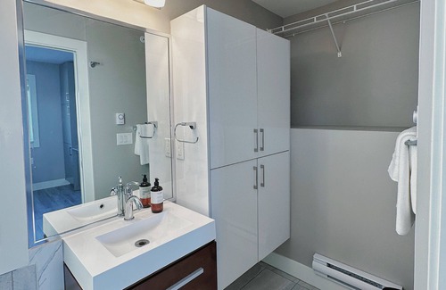 Hastings House | Clean Modern Comforts in Vancouver - 5 mins walk to rapid transit