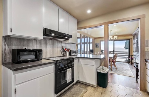 Tahoe City Condo | Clean, Modern, Fantastic Lake View #37