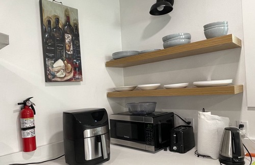 Taylor Cottage | Clean Modern Farmhouse in Taylor, just 5 minutes to the New Samsung Campus.