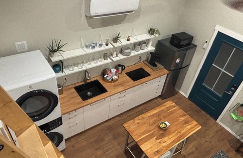 Hyde Park House | Clean, modern guesthouse located in a central Austin.