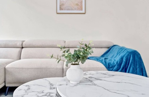 Leppington House | Clean Modern House suits 4-6 people