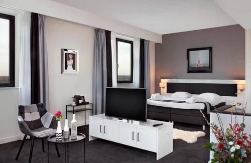 Zestienhoven Hotel | Clean, Modern Rooms with Easy City & Airport Connections! Onsite Dining