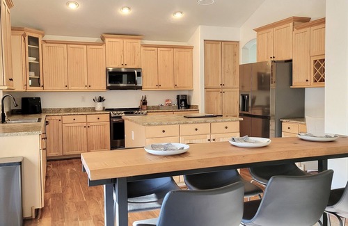 Tramonto House | Clean Modern Spacious Home w/Heated Pool