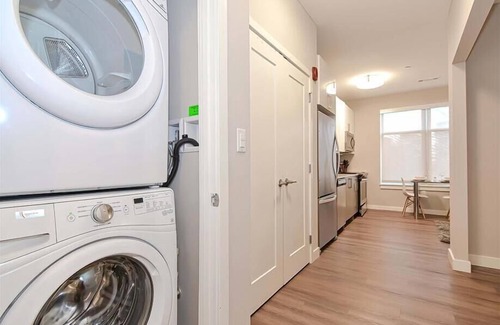 Central-Maverick Square - Paris Street House | Clean + Modern Studio | Full Kitchen | Travel Nurse Friendly | by GLS