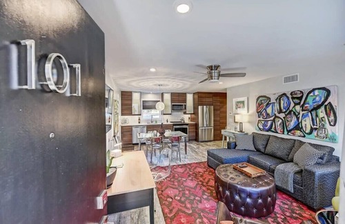 Cherry Condo | Clean Myers Park 1BR King Condo | Queens Rd