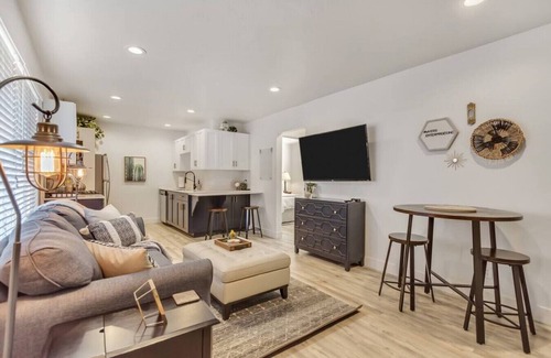 Downtown Salt Lake City Apartment | Clean! Netflix, 3 min to DT, Walkable/Bikeable