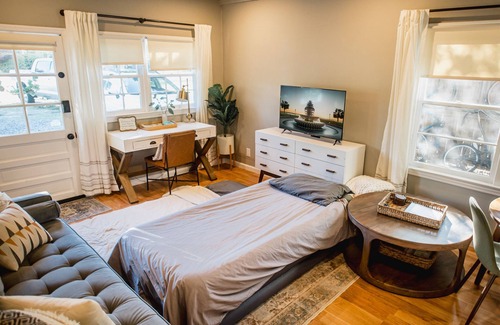 Charleston House | Clean, Private Guesthouse-9 min. to Downtown Charleston, 15 min. to FollyBeach!