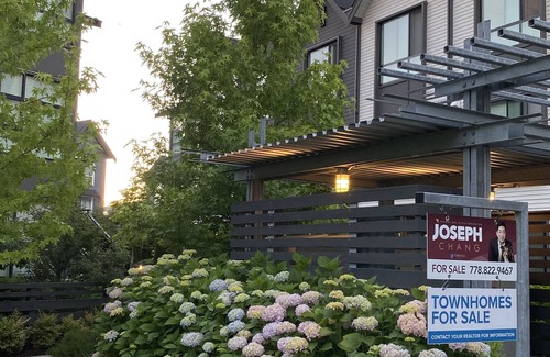Port Coquitlam House | Clean, quiet, and private. Beautiful amenities; Gorgeous mountain view. nn