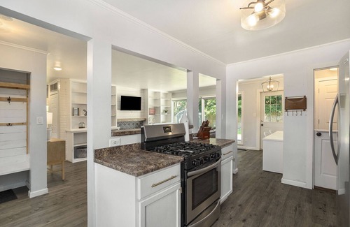 Battle Creek House | Clean, Quiet, Professional + Safe 3BR 1 Bath House