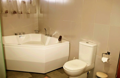 Obuasi House | Clean & Serene Atmosphere for Business and Leisure