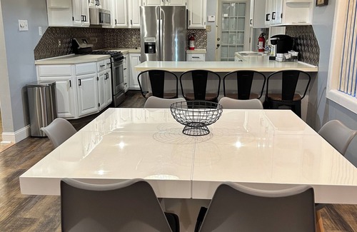 Deptford House | Clean Spacious Family Friendly Home Close to Historic Philadelphia 3 BR-sleeps 6
