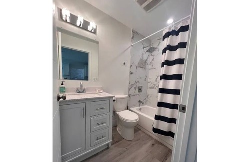 Northridge House | Clean Spacious Los Angeles 1-bedroom Guest House