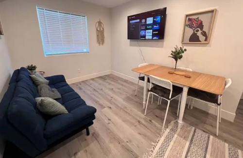 Northridge House | Clean Spacious Los Angeles 1-bedroom Guest House