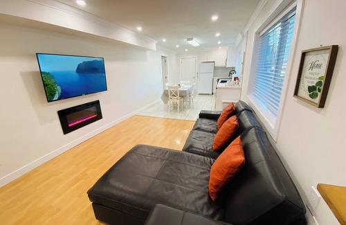 East Side House | CLEAN & SPACIOUS - TROUT LAKE - NANAIMO SKYTRAIN STATION