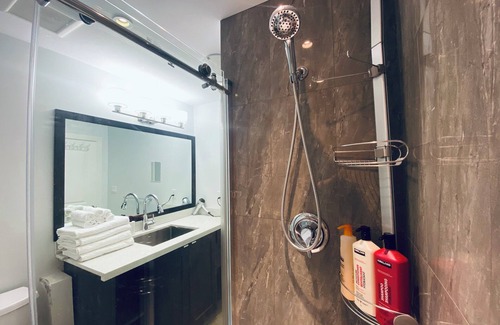 East Side House | CLEAN & SPACIOUS - TROUT LAKE - NANAIMO SKYTRAIN STATION