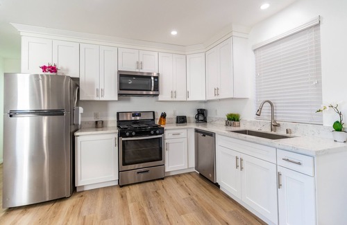 North Hollywood House | Clean & Stylish Home, Gated Parking, Yard, Fully Stocked, Monthly Discount, Pets