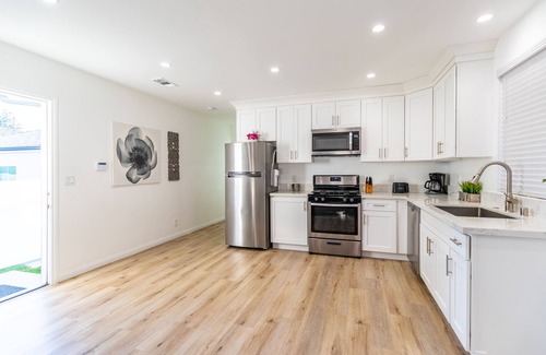 North Hollywood House | Clean & Stylish Home, Gated Parking, Yard, Fully Stocked, Monthly Discount, Pets