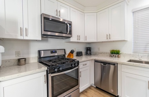 North Hollywood House | Clean & Stylish Home, Gated Parking, Yard, Fully Stocked, Monthly Discount, Pets