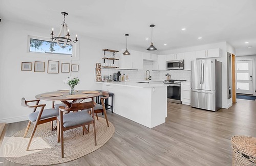 Lakeshore House | Clean two bedroom home on the water