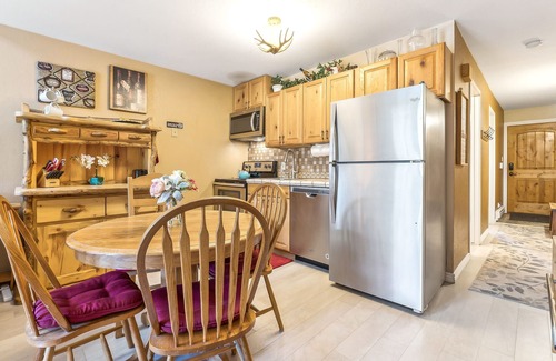 North Park City Condo | Clean Walk 2 Park City ski lifts, hot tub, pool, wi-fi, fireplace, views, washer