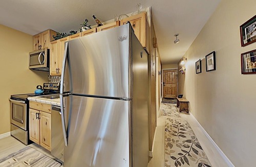 North Park City Condo | Clean Walk 2 Park City ski lifts, hot tub, pool, wi-fi, fireplace, views, washer