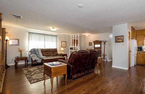Amarillo House | Clean West Texas home,safe,cozy. 3 bed,2 bath.Fam & pet friendly. 17mi PaloDuro