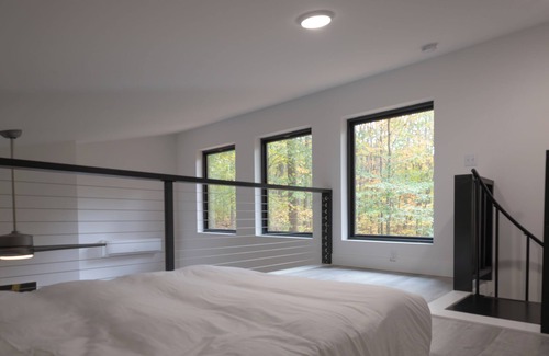 Cookeville Hotel | *Cleaning Fee Included* Mini modern cabin nestled in the peaceful hills between Jackson and Putnam County, minutes away from CUMMINS FALLS STATE PARK. Designed for comfort and style, this vacation rental seamlessly blends modern charm with wooded s