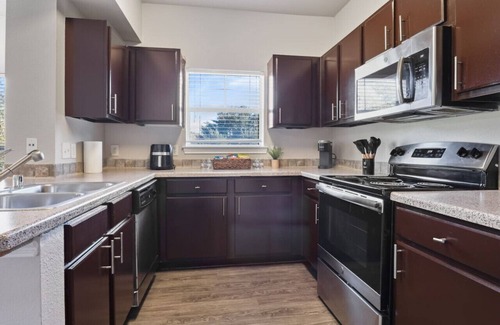 Sugar Land Apartment | Clear Lake Stay w/Pool View: Family Friendly