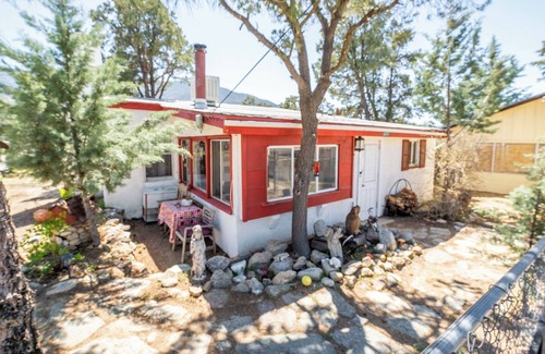 Pinyon Pines House | Clear Skies, Cozy Nights, Open for Guests
