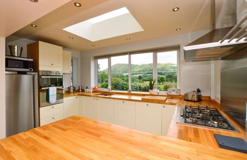Church Stretton Cottage | CLEARVIEWS spectacular views, all superking rooms en-suite, hot tub, walk to pub