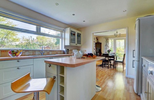 Barnstaple House | Cleeve - Three Bedroom House, Sleeps 6