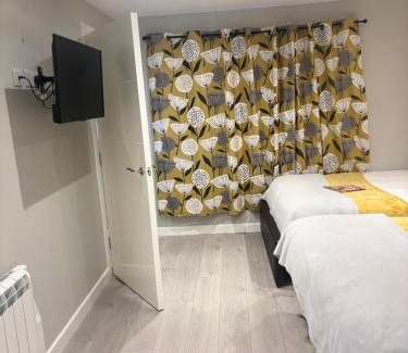 Lulsgate Bottom Bed & Breakfast | Cleeves Cottage