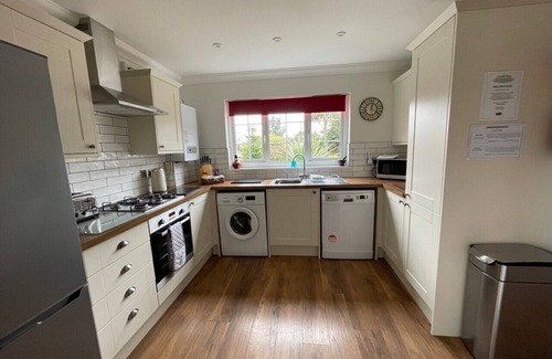 Shanklin Cottage | Clematis Cottage, Country Setting, 10 min walk to beach, Family Friendly.