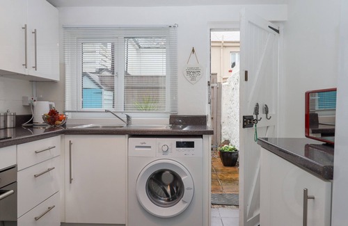 Roundham Cottage | CLEMENTS COTTAGE, pet friendly, character holiday cottage in Paignton